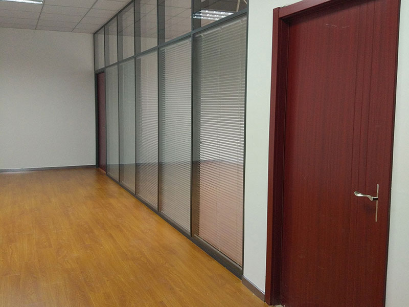 郑州玻璃隔断-办公室玻璃隔断装修效果图